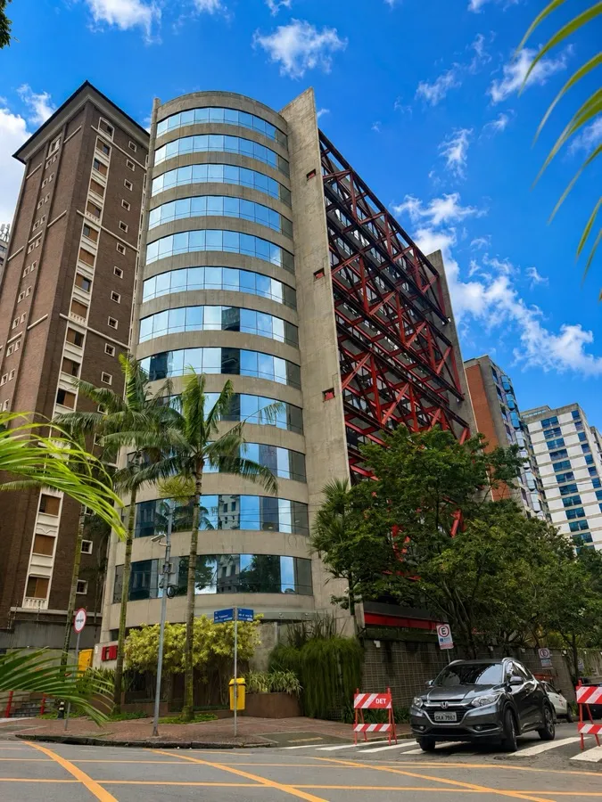 Fachada da Unidade Figueiras da GUÉP, edifício de fachada curva envidraçada em Santo André